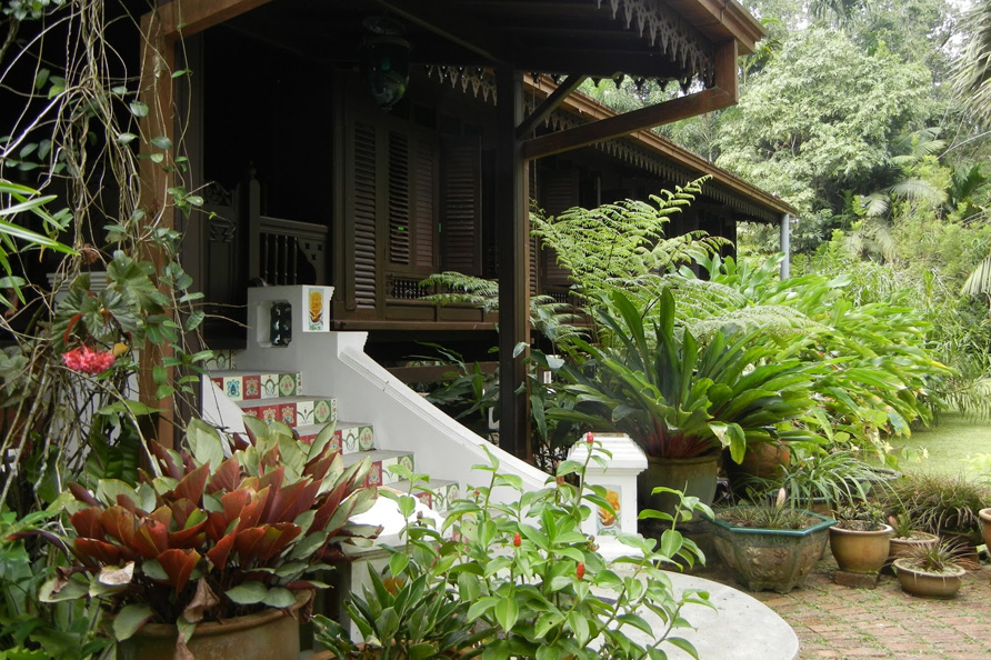 Desa Paku House & Garden 